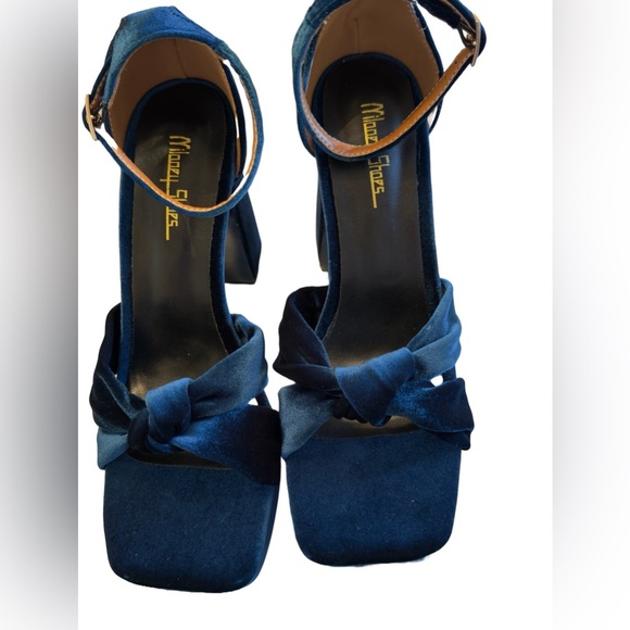 Milooey Shoes- Teal Velvet Platform Heels NWT - Picture 5 of 6